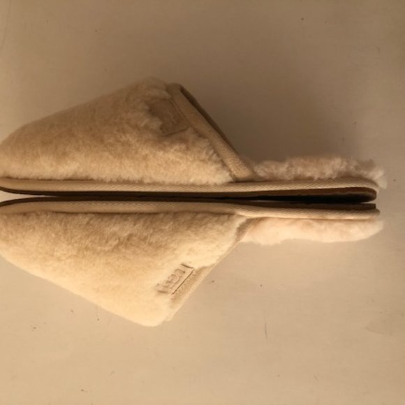 UGG Fluffette Slipper. Size: 7, 8, 9, 10 - Picture 8 of 12